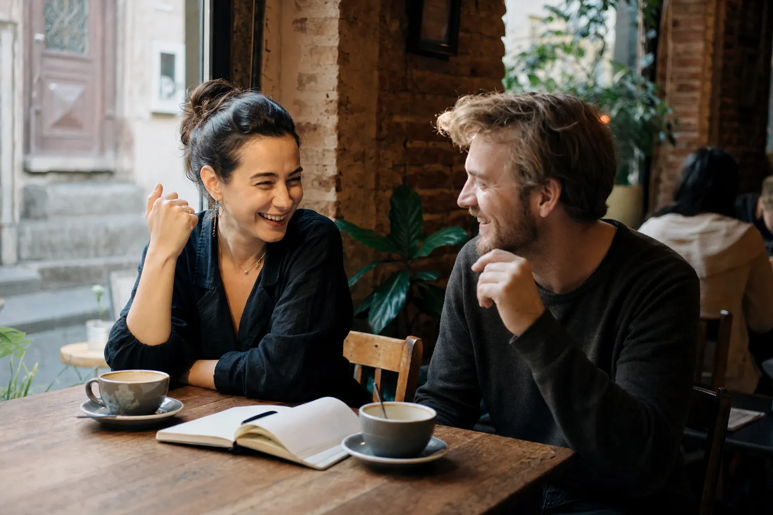 A Georgian and a learner talking over coffee in a Tbilisi cafe